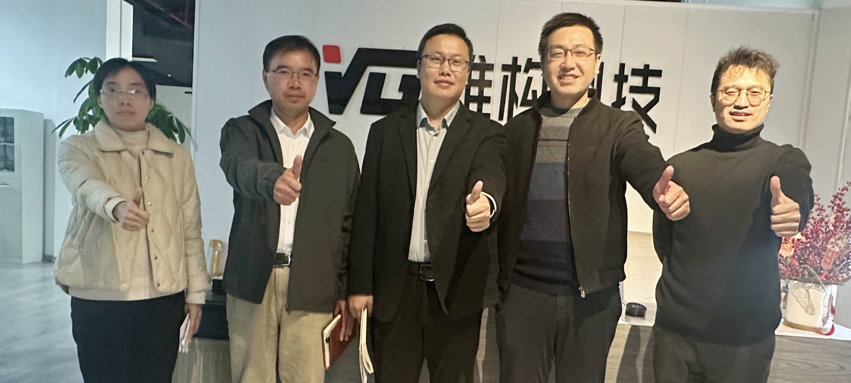 深入交流，推动发展——叠彩区领导莅临维构网络参观指导